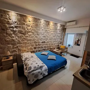 https://studio-apartment-legcevic.hotels-in-trogir.com